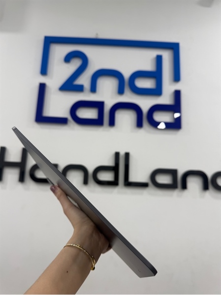 iPad Pro 13 inch M4 - LL/A - IOS 26.2.1 - Wifi - 256GB - Màu xám - Pin 98% - Ngoại hình 98% - Kèm Box , củ sạc 2