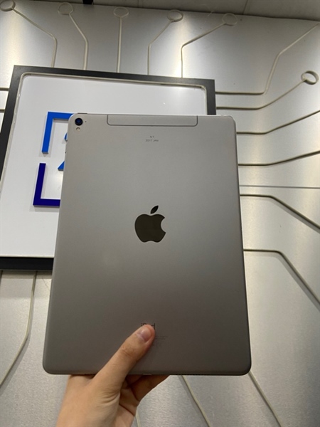 iPad Pro 9.7 inch - J/A - 128GB - Bản 4G - Pin 71% - Sạc 808 lần - Khắc tên, màn ám hồng nặng, phản quang - Body