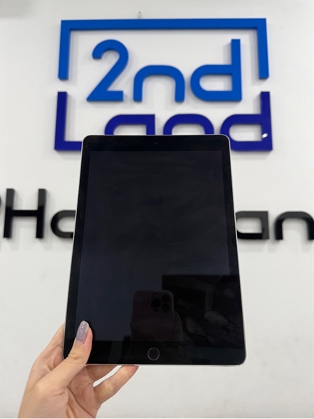 iPad pro 9.7 inch - J/A - IOS 15.7 - 4G - 32GB - Màu bạc - Pin 91% - Ngoại hình 98% - Màn ám vàng nhẹ , cong sườn nhẹ , màn trầy - Kèm sạc 2