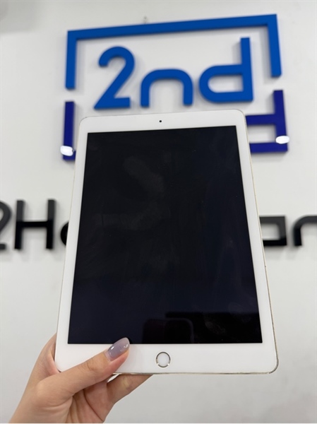 iPad pro 9.7 inch - J/A - IOS 16.7.11 - Wifi+Cellular - 128GB - Màu vàng - Pin thay 100% - Ngoại hình 96% - Màn trầy , hở , ám vàng , hở sáng viền , phản quang 1 đốm , trầy thân máy , màn hở - Kèm sạc 2