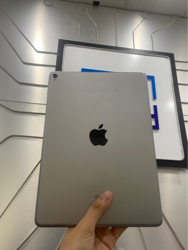 iPad Pro 9.7 inch - LL/A - 128 GB - Bản Wifi - Pin 100% - Màu xám - Ngoại hình: 97% - Màn hở nhẹ, xước lưng, sườn, màn - Body