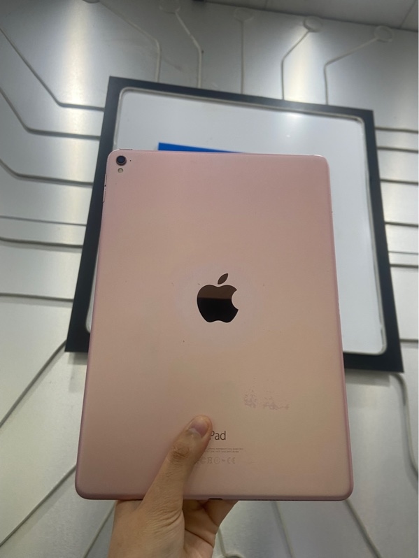iPad Pro 9.7 inch - LL/A - 128 GB - Pin 100% - Màu hồng - Ngoại hình: 96% - Màn mán hồng nhẹ, cấn 3 góc sườn - Body