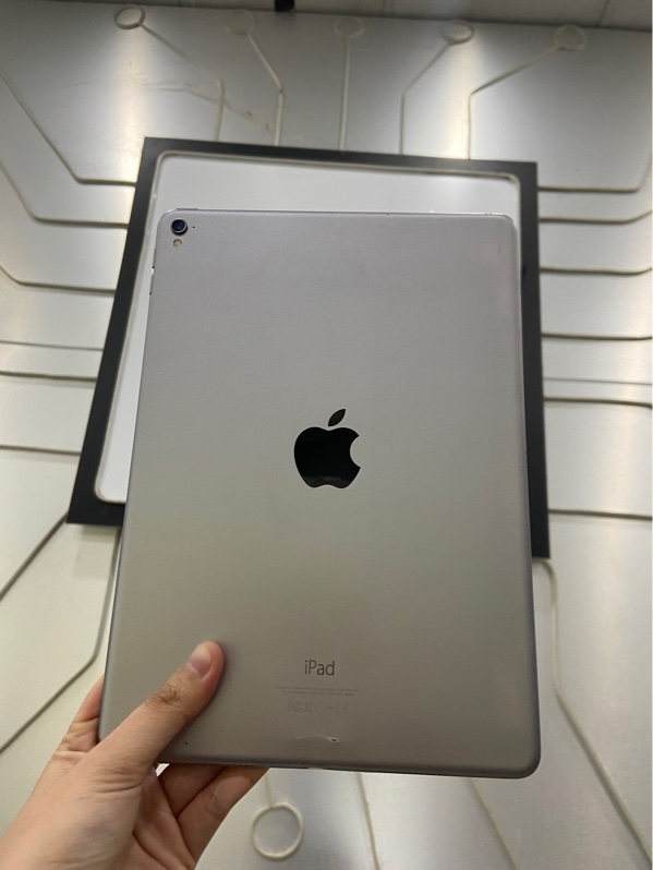 iPad Pro 9.7 inch - LL/A - 128 GB - Pin 100% thay new - Màu xám - Ngoại hình: 98% - Màn phản quang, ám nặng, cấn chuôi sạc - Body