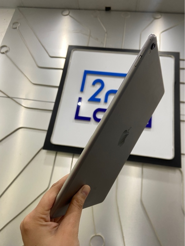 iPad Pro 9.7 inch - LL/A - 128 GB - Pin 100% thay new - Màu xám - Ngoại hình: 98% - Màn phản quang, ám nặng, cấn chuôi sạc - Body