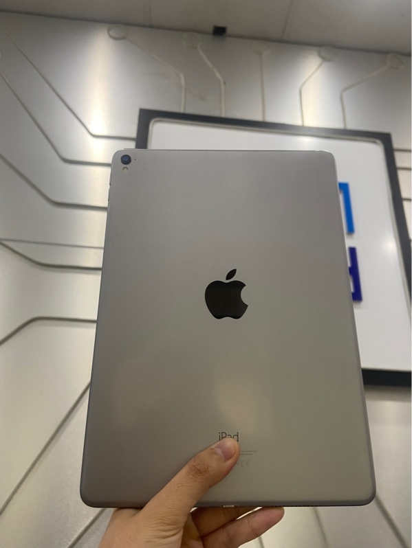 iPad Pro 9.7 inch - LL/A - 128 GB - Pin 89% - Màu xám - Ngoại hình: 97% - Màn ám hồng, phản quang, xước lưng, xườn, màn, - Body