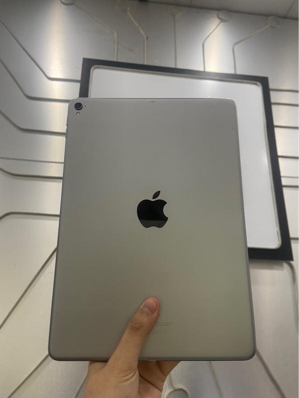 iPad Pro 9.7 inch - LL/A - 128 GB - Pin 95% - Sạc 348 lần - Màu xám - Ngoại hình: 96% - Cấn 4 góc sườn, màn ám hồng nhẹ - Body