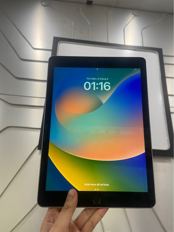 iPad Pro 9.7 inch - LL/A - 128 GB - Pin 95% - Sạc 348 lần - Màu xám - Ngoại hình: 96% - Cấn 4 góc sườn, màn ám hồng nhẹ - Body