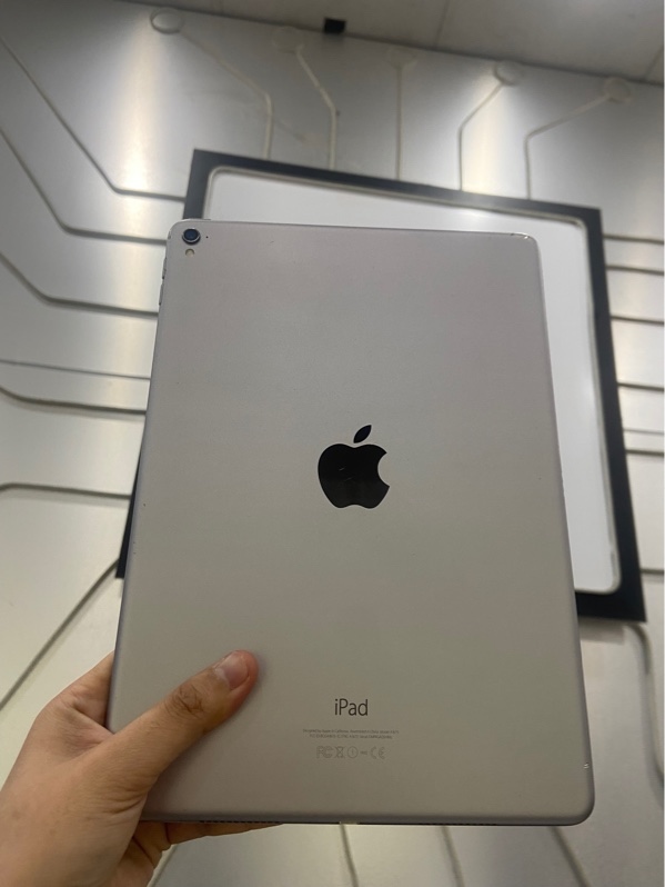 iPad Pro 9.7 inch - LL/A - 128 GB - Pin 96% đã thay - Màu xám - Ngoại hình: 97% - Xước cấn sườn, lưng nặng, màn ám hồng, phản quang - Body