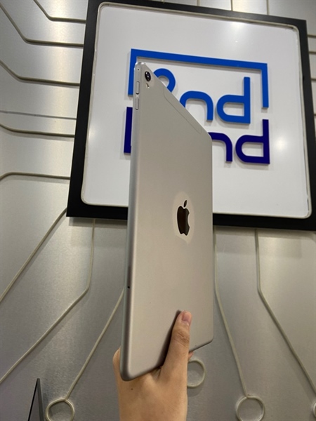 iPad Pro 9.7 inch - LL/A - 128GB - Bản 4G - Pin 90% - Màu xám - Ngoại hình: 97% - Body 1