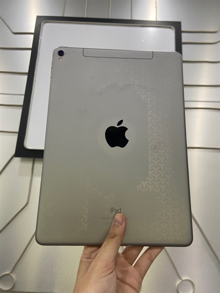 iPad Pro 9.7 inch - LL/A - 128GB - Bản 4G - Pin 95% - Màu xám - Ngoại hình: 97% - Màn ám hồng nhẹ - Kèm sạc linh kiện