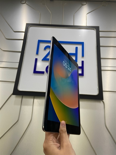iPad Pro 9.7 inch - LL/A - 128GB - Bản 4G - Pin 95% - Màu xám - Ngoại hình: 97% - Màn ám hồng nhẹ - Kèm sạc linh kiện 3