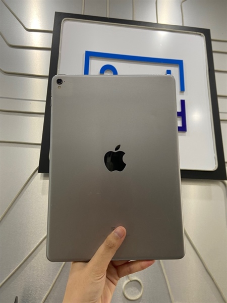 iPad Pro 9.7 inch - LL/A - 128GB - Bản Wifi - Pin 83% - Màu xám - Ngoại hình: 98% - Màn ám hồng viền - Body