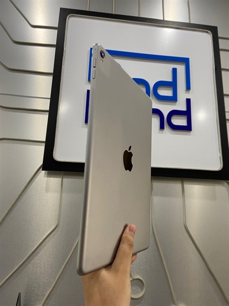 iPad Pro 9.7 inch - LL/A - 128GB - Bản Wifi - Pin 83% - Màu xám - Ngoại hình: 98% - Màn ám hồng viền - Body 1