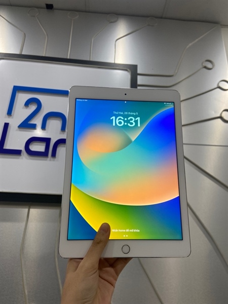 iPad Pro 9.7 inch - LL/A - 128GB - IOS 16.7 - Pin 100% - Màu bạc - Ngoại hình: 97% - Body 2