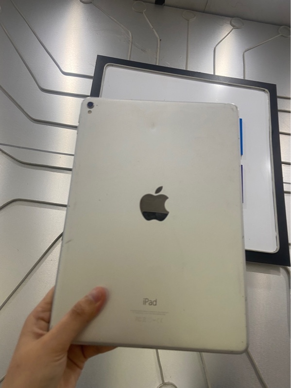iPad Pro 9.7 inch - LL/A - 128GB - Pin 87% - Sạc: 921 lần - Màu bạc - Ngoại hình: 96% - Ám hồng nhẹ 1 chấm nhỏ phản quang, móp lưng, cấn 4 góc màn - Body