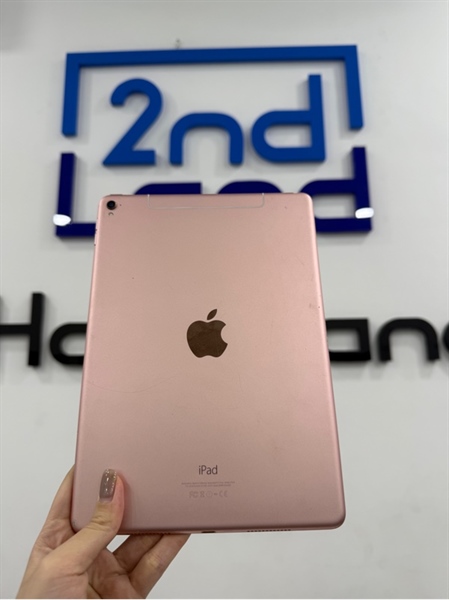 iPad pro 9.7 inch - LL/A - IOS 16.7.10 - 4G - 256GB - Màu hồng - Pin 96% - Ngoại hình 97% - Màn trầy , tróc sơn , cấn góc , màn ám hồng - Kèm sạc