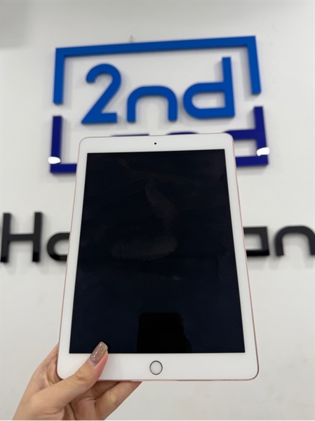 iPad pro 9.7 inch - LL/A - IOS 16.7.10 - 4G - 256GB - Màu hồng - Pin 96% - Ngoại hình 97% - Màn trầy , tróc sơn , cấn góc , màn ám hồng - Kèm sạc 2