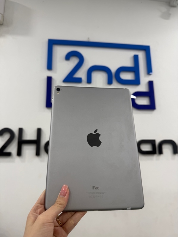 iPad pro 9.7 inch - LL/A - IOS 16.7.16 - Wifi - 128GB - Màu xám - Pin 80% - Ngoại hình 97% - Màn ám vàng , phản quan, trầy xước - Không phụ kiện