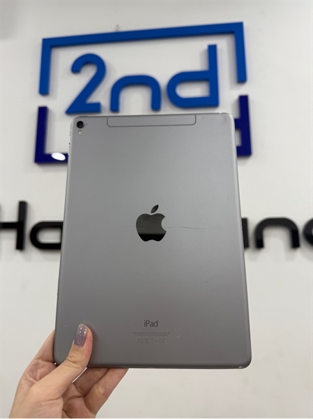 iPad pro 9.7 - LL/A - IOS 14.2 - Bản 4G - 128GB - Màu xám - Pin 98% - Ngoại hình 97% - Màn hồng nhẹ , lưng trầy , cấn góc - Kèm sạc