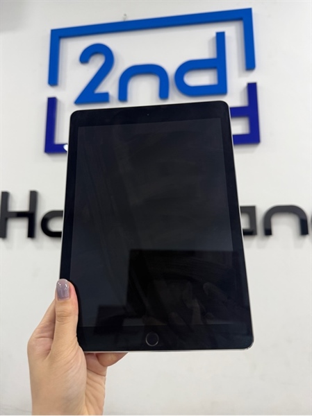 iPad pro 9.7 - LL/A - IOS 14.2 - Bản 4G - 128GB - Màu xám - Pin 98% - Ngoại hình 97% - Màn hồng nhẹ , lưng trầy , cấn góc - Kèm sạc 2