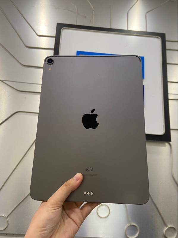 Ipad Pro Gen 1 ( 11 inch ) - LL/A - Bản Wifi - Màu xám - Pin 100% thay new - Ngoại hình: 97% - Màn ám vàng viền, ép kính, cấn góc nhẹ - Body