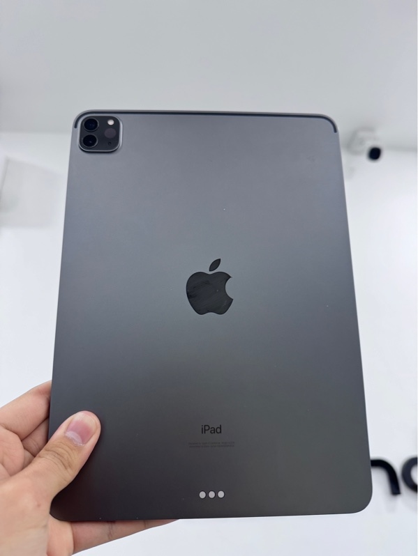 iPad pro gen 2 - 11 inch - LL/A - 256GB - Bản wifi - Màu bạc - Pin 100% chu kì sạc 289 - Ngoại hình 97% - Màn ám hồng, phản quang nhiều, hở sáng viền, cấn viền, tróc sơn mặt lưng - Body