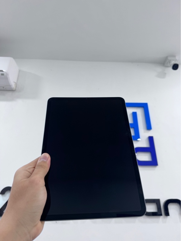 iPad pro gen 2 - 11 inch - LL/A - 256GB - Bản wifi - Màu bạc - Pin 100% chu kì sạc 289 - Ngoại hình 97% - Màn ám hồng, phản quang nhiều, hở sáng viền, cấn viền, tróc sơn mặt lưng - Body