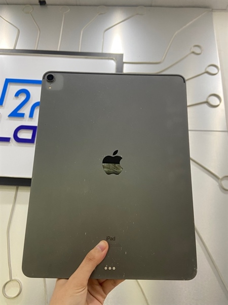 iPad Pro Gen 3 12.9 inch - LL/A - 64GB - Pin 84% - Màu đen - Ngoại hình: 97% - Màn ám vàng, màn trầy nhiều viền 4 góc + lưng trầy + viền camera trầy - Body