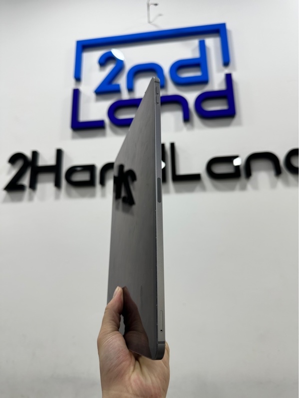 iPad Pro Gen 6 12.9 inch 4G - LL/A - 128GB - IOS 26.5 - Pin 100% thay new - Màu xám - Ngoại hình 97% - Kèm bàn phím Smart Keyboard Folio for Ipad 12.9 inch ngoại hình xấu