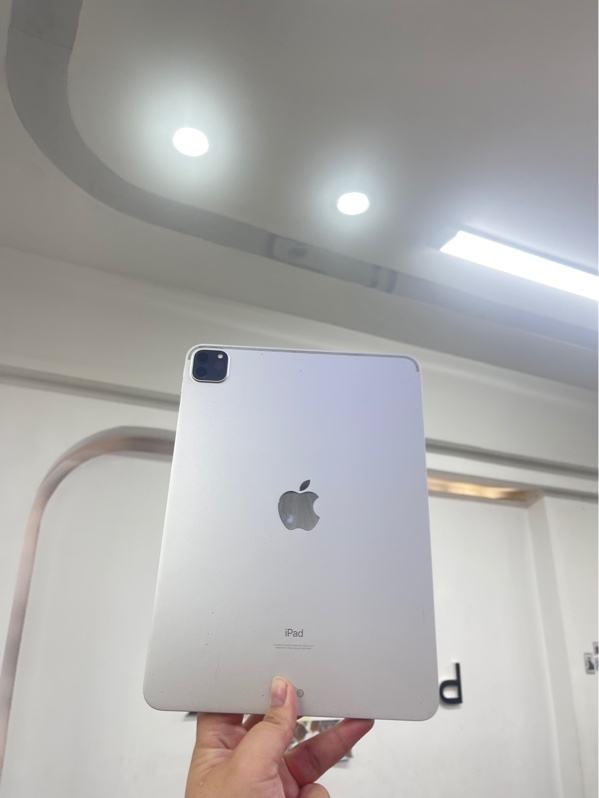 iPad pro m1 11 inch - Wifi - ZA/A - 128gb - Màu bạc - Pin 87% chu kỳ sạc 979 - Ngoại hình 97% - Mặt lưng in dấu ốp, màn ám vàng, mất face id - Body