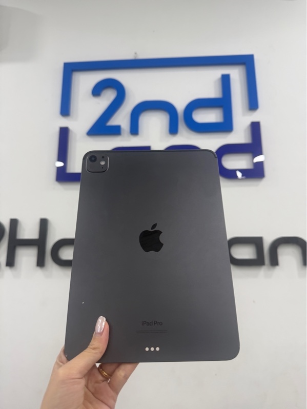 iPad pro M4 (2024) 11inch - A2836 - LL/A - IOS 18.6.2 - 256GB - Wifi - Màu xám - Pin 84% - Ngoại hình 97% - cấn góc , bụi cam sau - Body