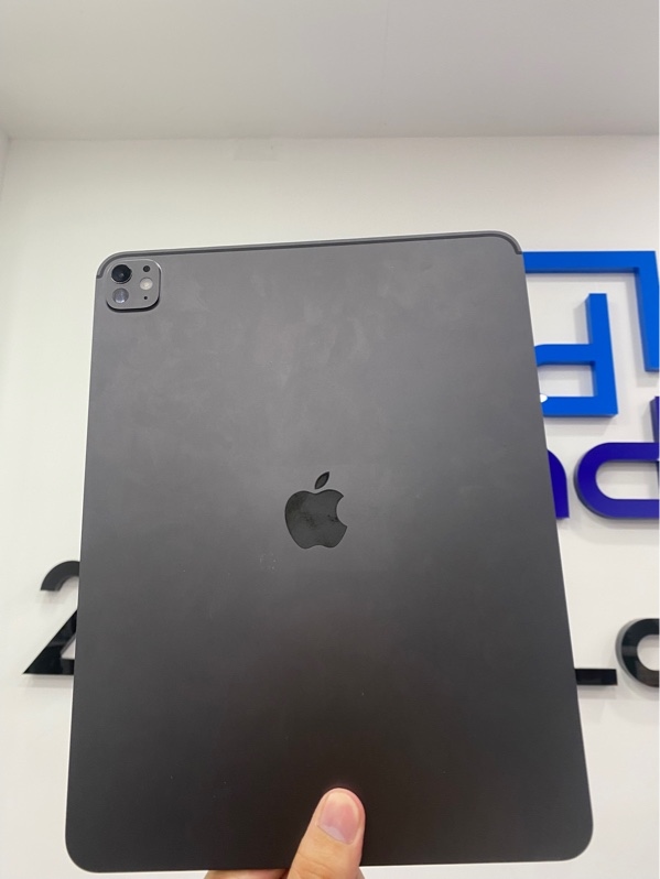 iPad Pro M5 13inch - Bản Wifi - CL/A - Ios 27.0.1 - 256GB - Pin: 99% - Chu kỳ 36 - Màu xám - Ngoại hình: 97.5% - Viền trầy cấn 1 góc, màn xước 1 vệt ở góc - Kèm Box - Còn bảo hành 15/03/2027 (không hóa đơn)