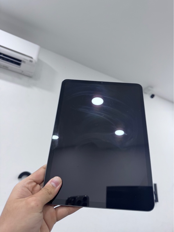 iPad pro thế hệ 3 - 11 inch - ZA/A - iOS 26.1 - 128Gb - Wifi - Màu xám - Pin 91% - Ngoại hình 96% - Cấn góc nhiều, màn chết 2 vùng pixel, màn hở sáng, phản quang, có một vệt vàng dài trên màn, màn trầy nhiều, màn ám vàng, cong sườn nhẹ - Body