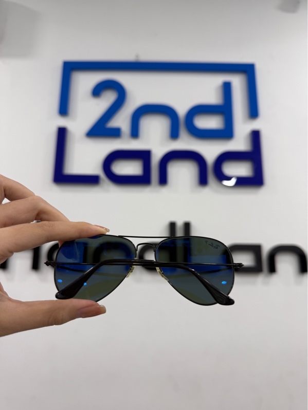 Kính Ray-Ban Aviator large metal RB3025 - Màu đen - Ngoại hình 97% - Viền trầy xước nhẹ , kính trong xước lông mèo nhẹ , có vài đốm mốc - Kèm túi