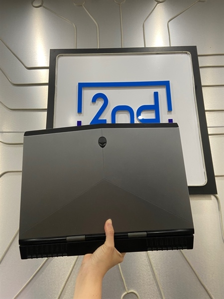 Laptop Alienware 15R3 - i7-6700HQ - Ram 16/256 SSD /1 TB HDD - GTX 1070 - Pin 10% - Màu đen - Ngoại hình: 98% - Hở mặt C, 1 chấm phản quang - Kèm sạc