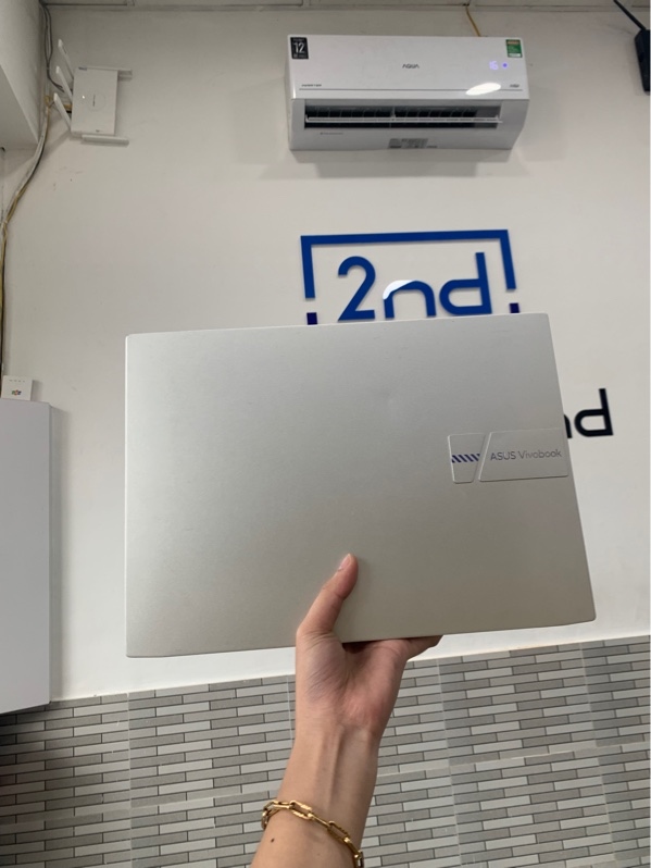 Laptop Asus m3401qa màn oled - Ryzen 7 5800h - 8/512GB Màu bạc - Pin 60% - Ngoại hình: 97% - Màn trầy, ám xanh, lỏng bản lề, cấn góc nhẹ - Kèm sạc