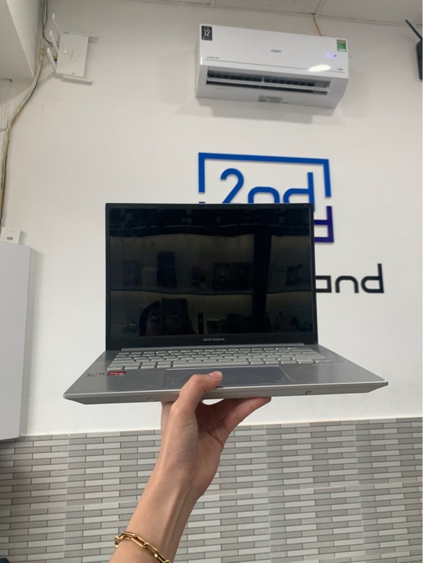 Laptop Asus m3401qa màn oled - Ryzen 7 5800h - 8/512GB Màu bạc - Pin 60% - Ngoại hình: 97% - Màn trầy, ám xanh, lỏng bản lề, cấn góc nhẹ - Kèm sạc