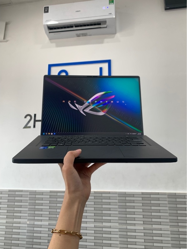 Laptop ASUS ROG Zephyrus M16 GU603HE - Intel Core i7-11800H - NVIDIA GeForce RTX 3050 Ti 4GB - RAM 16GB/SSD 512GB - Màu đen - Pin 70% - Ngoại hình: 98% - Màn hình ám hồng - Kèm sạc