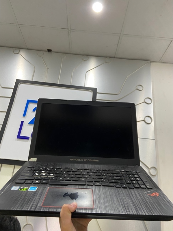 Laptop ASUS Strix GL553VD.308 - i7-7700HQ - Ram 8/250GB SSD - GTX 1050 4GB - Fps 26 - Pin 59% - Màu đen - Ngoại hình: 97% - Touchpad tróc , 4 nút A,W,S,D tróc chữ , loa hư , màn trầy , màn ám viền hồng - Kèm sạc