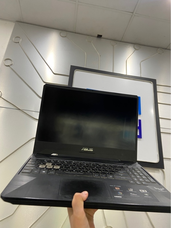Laptop Asus Tuf Gaming FX505DY - AMD Ryzen 5 3550H - Ram8/1TB HDD + 256SSD - Radeon RX 560X - Pin 65% - Màu đen - Ngoại hình: 97% - Màn sọc phía trên, phản quang, in phím, loa rè nặng - Kèm sạc - không bảo hành