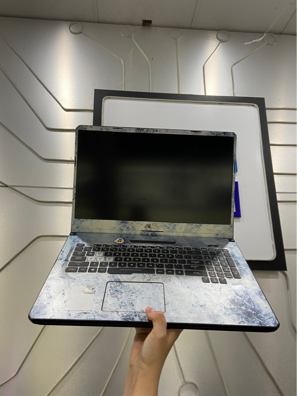 Laptop Asus TUF Gaming FX705DT - AMD Ryzen 7 3750H - Ram 8/512gb SSD - NVIDIA GeForce GTX 1650 - Pin 63% - Màu đen - Ngoại hình: 97% - Bản lề hơi yếu, nứt, màn ám hồng , 1 chấm phản quang, đã thay phím - Kèm sạc