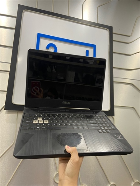 Laptop Asus Tufgaming 505D - Ryzen 7 3750H - GTX 1650 - Ram 8/512GB SSD - Pin 100% đã thay - Màu đen - Ngoại hình: 96% - Màn phản quang, ám hồng, trầy cấn, bể vỏ máy, loa rè, camera + mic lỗi, màn in phím - Body - Kèm sạc 1