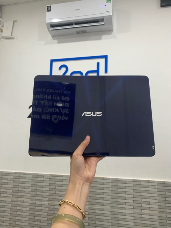 Laptop Asus UX430U - i5-7200U - Ram 8GB/256GB SSD - Màu xanh - Pin chai - Ngoại hình: 97% - Quạt kêu nhẹ, mục ron màn, màn phản quang - Kèm sạc