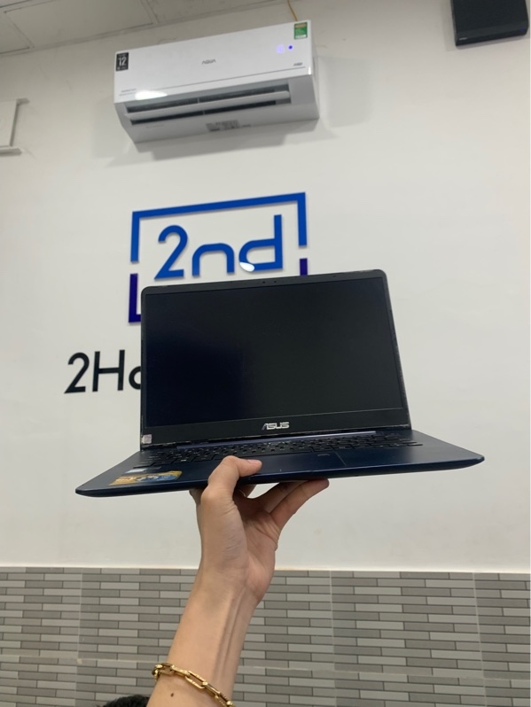 Laptop Asus UX430U - i5-7200U - Ram 8GB/256GB SSD - Màu xanh - Pin chai - Ngoại hình: 97% - Quạt kêu nhẹ, mục ron màn, màn phản quang - Kèm sạc