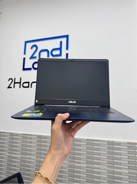 Laptop Asus UX430UNR - i7-8550U - 8/512SSD - Màu xanh - Pin 46% (pin phồng) - Ngoại hình 97% - Tróc viền ron màn hình, màn phản quang, viền ám hồng, mất 2 ốc đít, hư touch pad vật lý, loa rè, liệt 1 phím - Body, kèm sạc 1