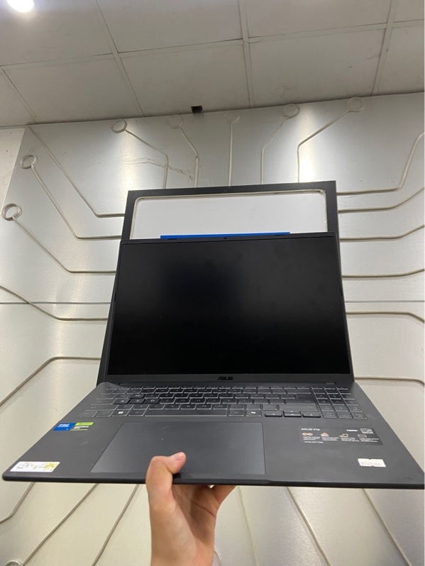 Laptop Asus V16 V3607VH - Intel 7 240H RTX 5050 - Màn 144HZ - 16/512GB SSD - Pin 92% - Màu đen - Ngoại hình: 97% - Trầy xước nhẹ - Kèm sạc
