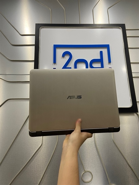 Laptop Asus Vivobook 14 - i3-70200 - Ram 4GB SSD 128GB - Pin 50% - Màu xám - Ngoại hình: 97% - Màn ám vàng - Body - Kèm sạc