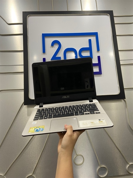 Laptop Asus Vivobook 14 - i3-70200 - Ram 4GB SSD 128GB - Pin 50% - Màu xám - Ngoại hình: 97% - Màn ám vàng - Body - Kèm sạc 1