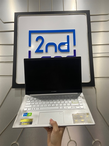 Laptop Asus Vivobook 14 - i5-1135G7 - Geforce MX330 - Ram 8/256GB SSD - Pin 54% yếu - Màu bạc - Ngoại hình: 97% - Màn trầy film, Ctrl trái bấm bị dính, trầy mặt A, C - Body - Kèm sạc 1