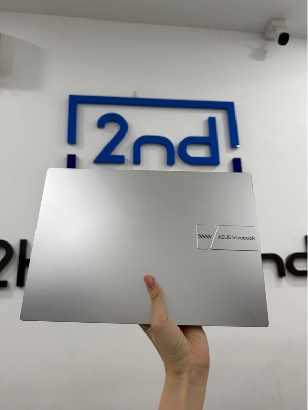 Laptop ASUS VIVOBOOK 14 M1405YA - AMD RYZEN 5 7530U - 8gb/SSD 512gb - Màu bạc - Pin 80% - Ngoại hình 97% - Màn vàng , mất vân tay , trầy nhiều , tróc sơn - Kèm sạc